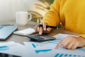 MD women calculating daily expenses